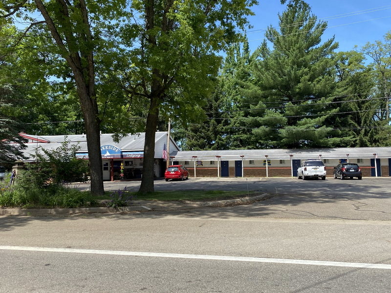 Lakeside Motel & Cottages - July 2021 (newer photo)